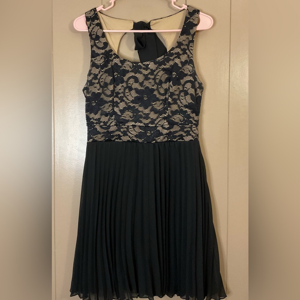B. DARLIN FORMAL DRESS BEIGE WITH BLACK LACE OVERLAY PLEATED SKIRT SIZE 9/10